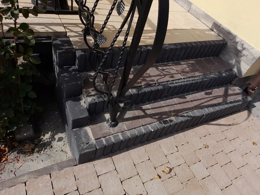 przykład schodów z palisady i kostki brukowej
