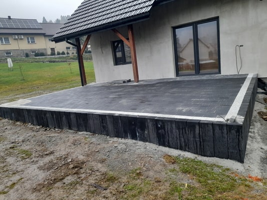 taras wykonany z palisady i kostki brukowej