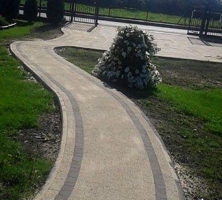 chodnik z obrzeży po łuku i kostki brukowej piccolo